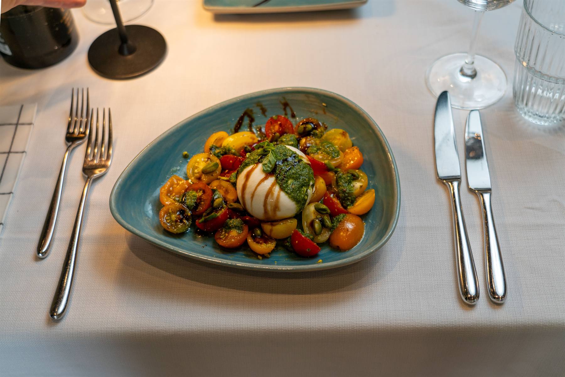 La Caprese — Burrata mit bunten Cherrytomaten und Pesto