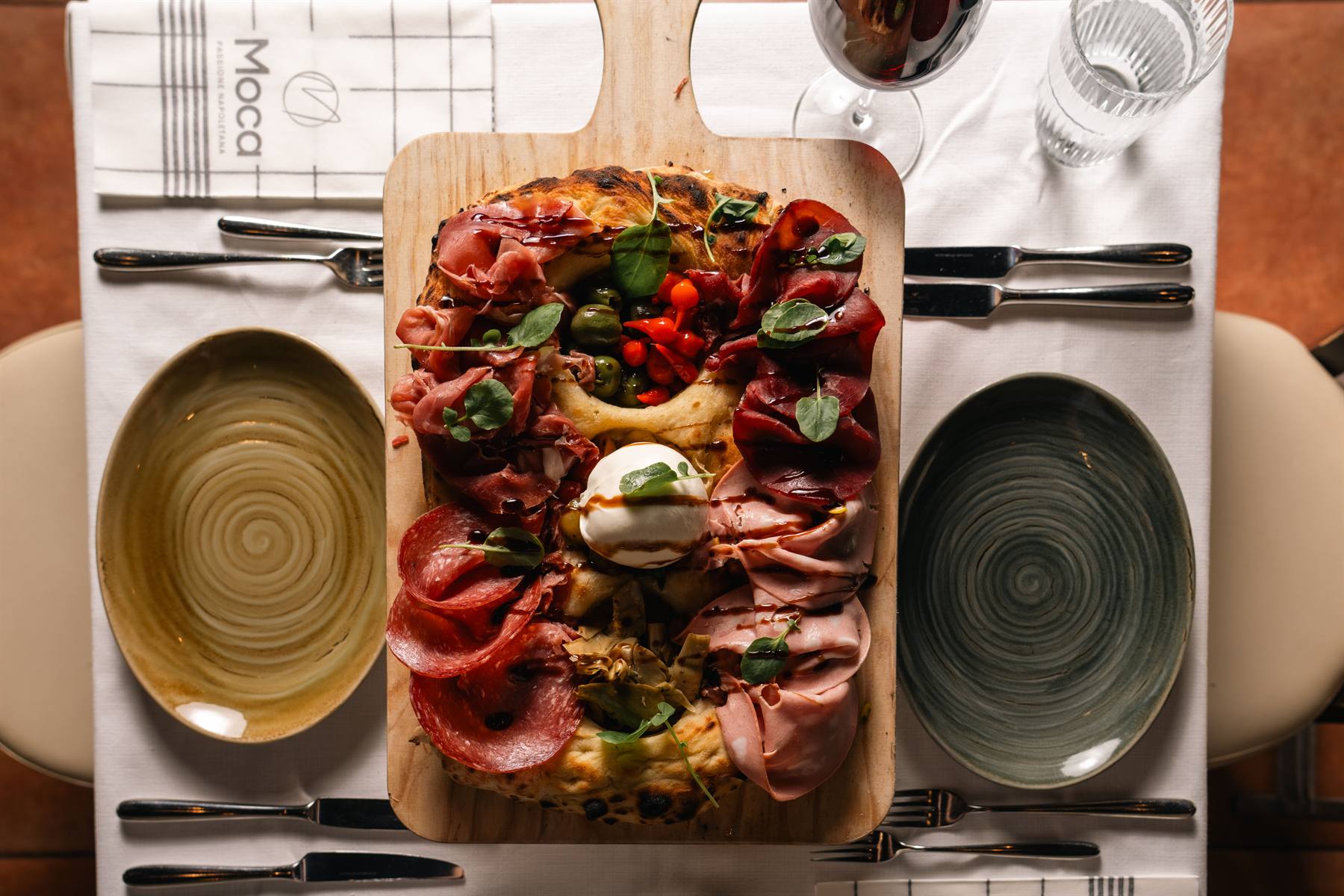 Antipasto Moca — Brett mit Aufschnitt, Burrata und eingelegtem Gemüse