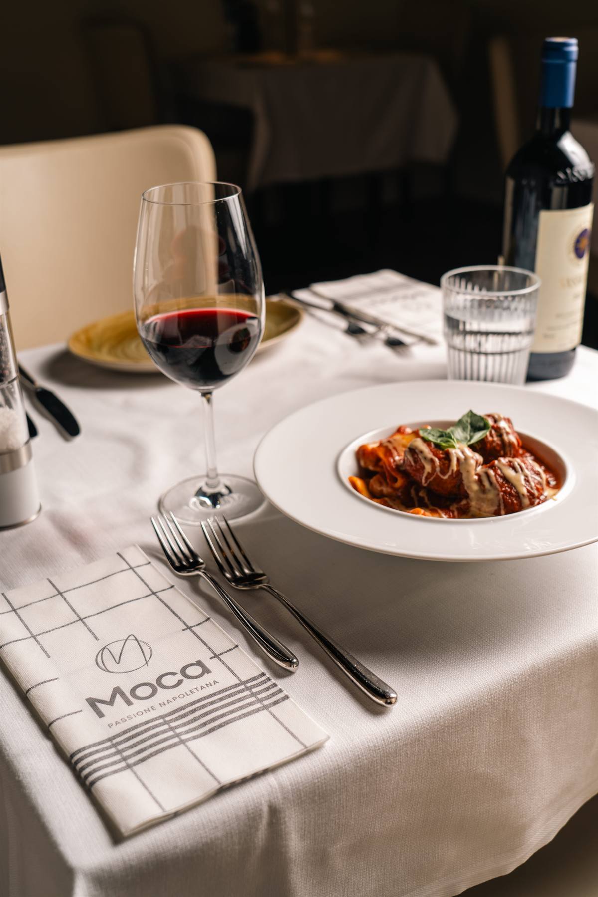 Hausgemachte Pasta al Pomodoro mit einem Glas Rotwein