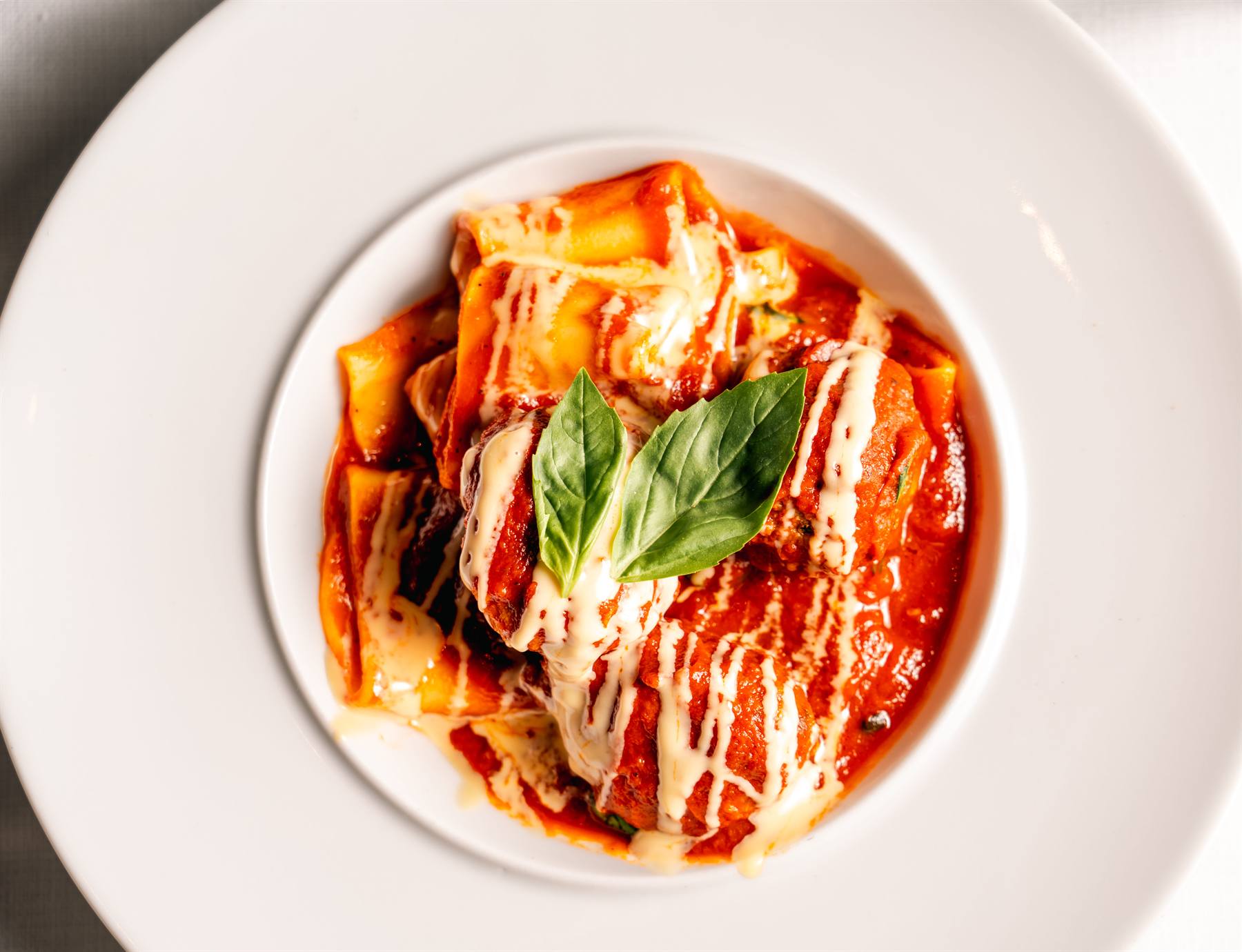 Paccheri il Vesuvio mit Tomatensauce und Rindfleischbällchen