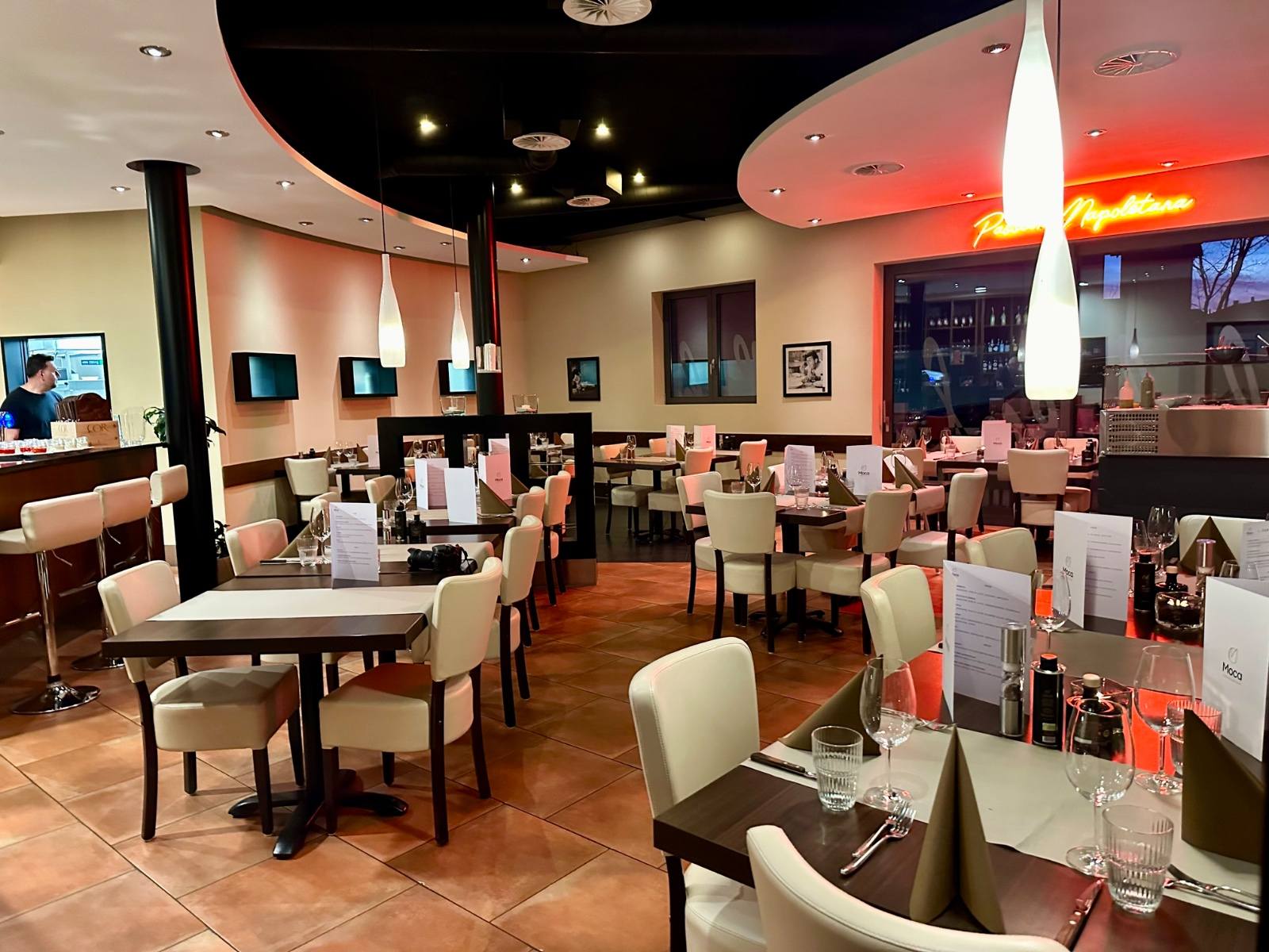 Restaurant Moca am Abend mit gedeckten Tischen